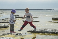 Elis och Klara leker vid Byrum