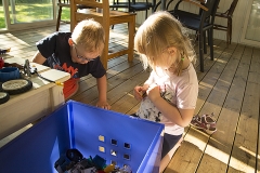 Elis och Klara leker i huset i Djupvik