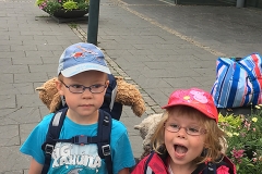 Elis och Klara spända inför avresan vid Lunds centralstation