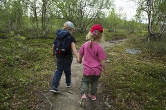 Elis och Klara på Njakajaure naturstig