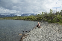 Anette på stranden till Torne träsk