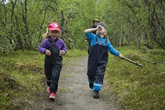 Klara och Elis fulla av energi - för säkerhets skull var det nog ett russin till kvar i förpackningen som Elis bara måste få ut.