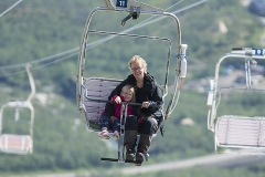 Klara och Anette på väg upp på Njulla i linbanan - Klara tyckte det var jättekul!