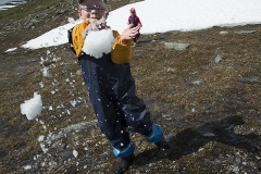 Elis kastar snöboll på pappa mitt i sommaren!