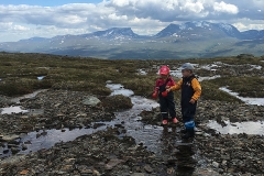 Elis och Klara testar vattnet i jåkken på Njulla (Nuolja). Funkade att dricka, minst lika kul att leka med!