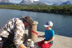 Sista kvällen gick vi ner till Torne träsk och åt kvällsmaten på bryggan.