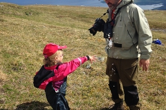 Klara kastar snöboll på pappa mitt i sommaren!