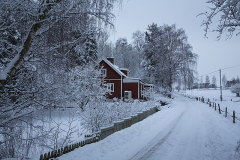 Huset-från-öster-från-vägen-i-snö